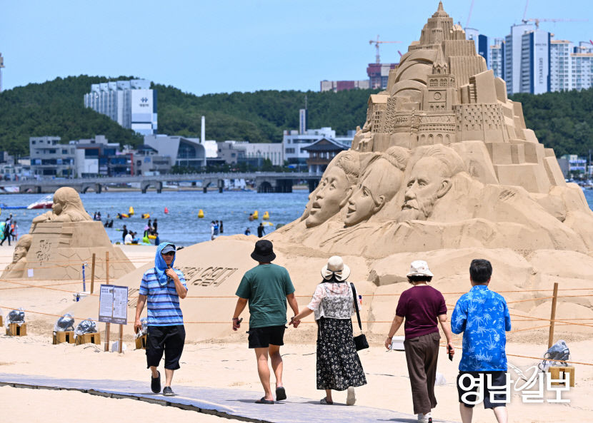 [포토뉴스] 제8회 영일대 샌드페스티벌 찾은 피서객들