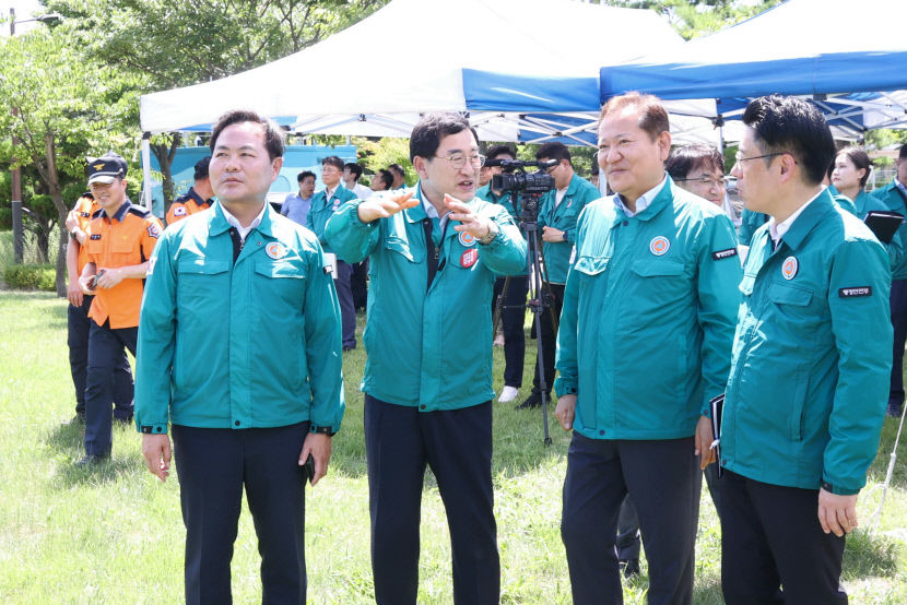 29일 경주 토함산 일원에서 김학홍(앞줄 왼쪽부터) 경북도 행정부지사와 주낙영 경주시장이 이 이상민 행정안전부 장관에게 땅밀림에 대해 설명하고 있다. <경주시 제공>