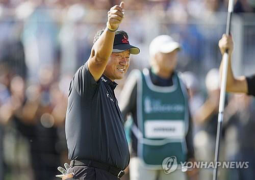 챔피언 퍼트를 넣고 주목을 불끈 쥔 최경주. 연합뉴스