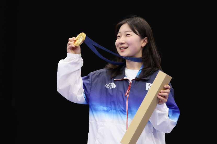 한국 사격 대표팀 역대 최연소 반효진 공기소총 금메달 획득…올림픽 100번째 메달 주인공