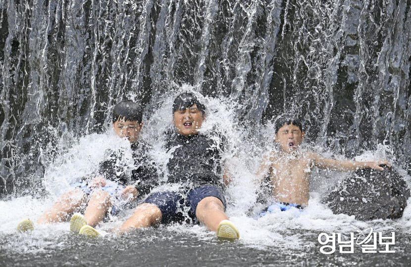 [포토뉴스] 경북 팔공산 계곡물 맞으며 더위 식히는 어린이들