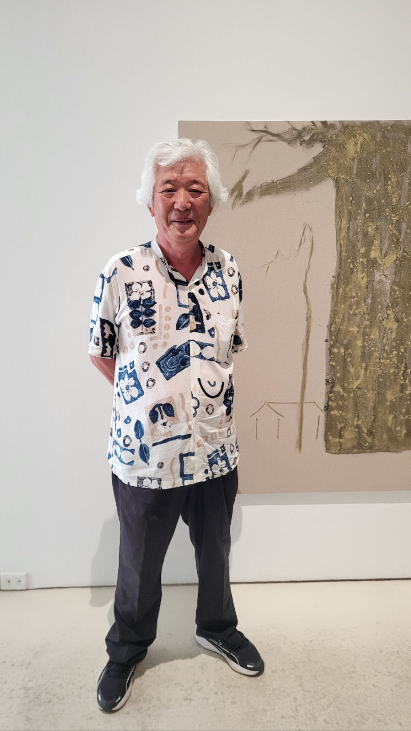 김일환 작가가 자신의 작품 '신목' 앞에서 포즈를 취하고 있다.