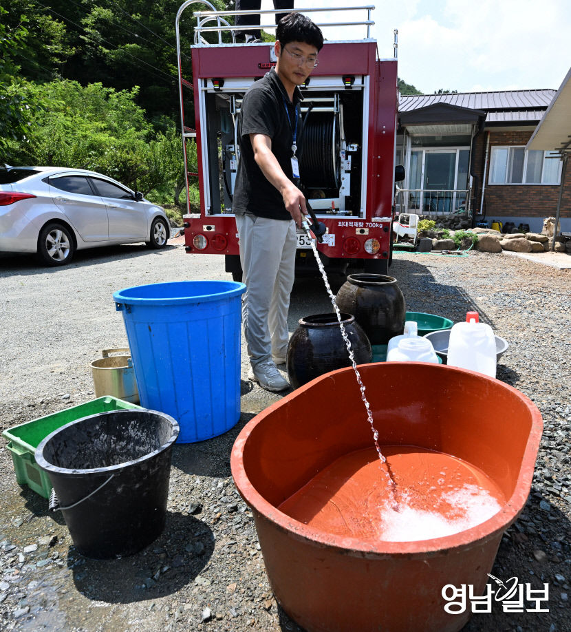 [포토뉴스] 단수된 가정집에 급수지원하는 청도 풍각면사무소 직원