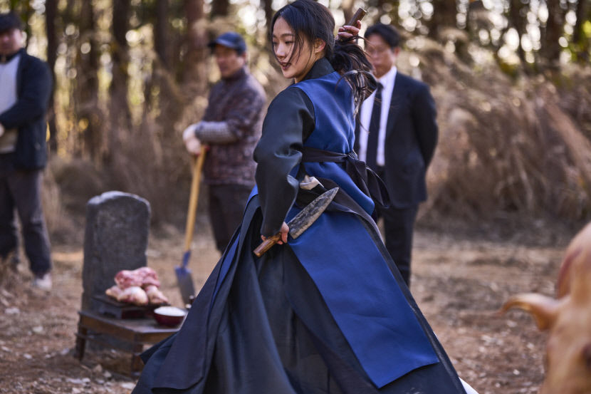 올 2월 개봉해 천만관객을 동원한 '파묘'의 대살굿 장면은 벌써부터 '올해의 명장면'으로 거론된다. <쇼박스 제공>