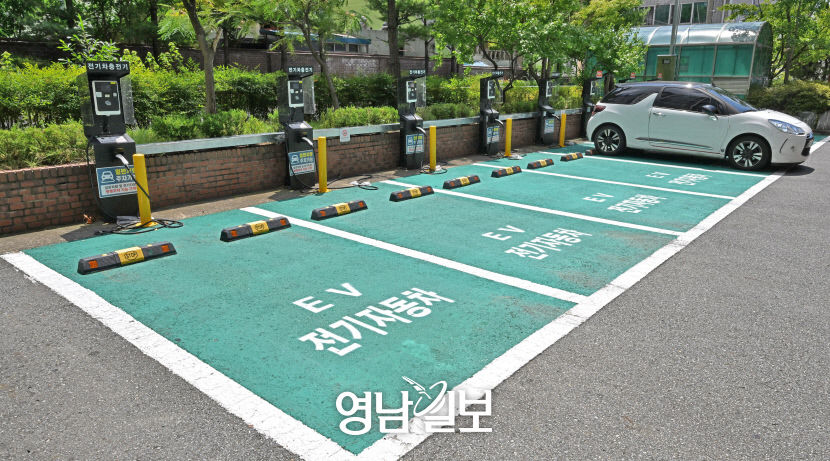충전기 옮겨야 하는데…지상주차장 없는 신축아파트 날벼락