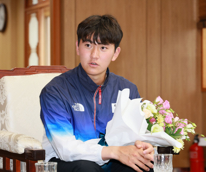 [단독 인터뷰] 파리올림픽 金 궁사 김제덕 할머니, 금메달 따왔어요