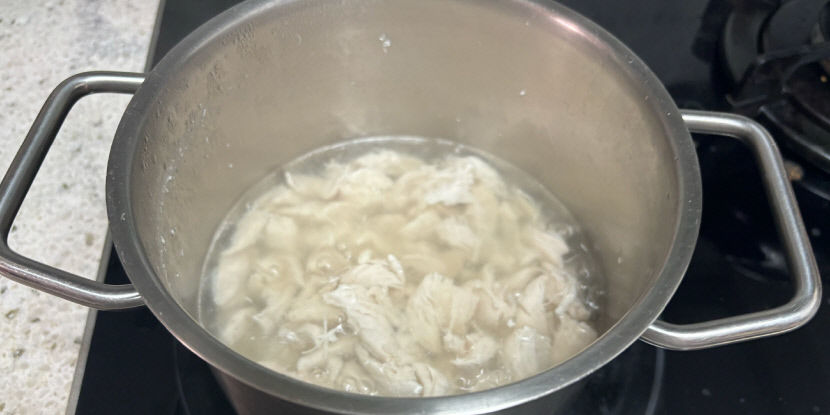 사람도 강아지도 힘든 한증막 더위 속, 말복 대비 반려견 보양식 만들기