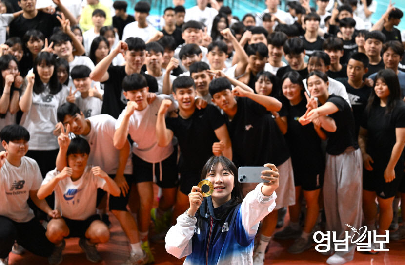[포토뉴스] 금빛 귀환 대구체고 학생들과 셀카찍는 반효진 선수