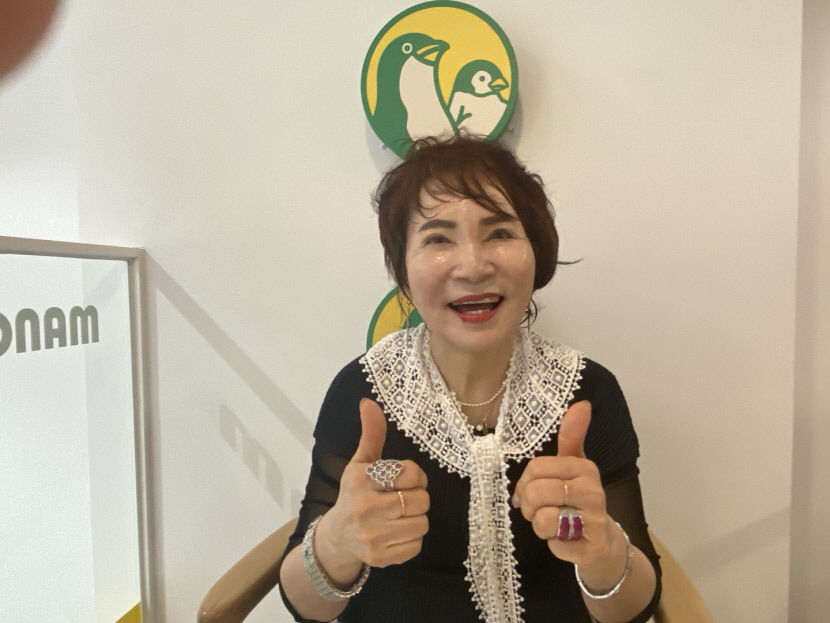 [동네뉴스] 작은 체구에 뿜어 나는 열정  73세 노래 선생 은자 씨