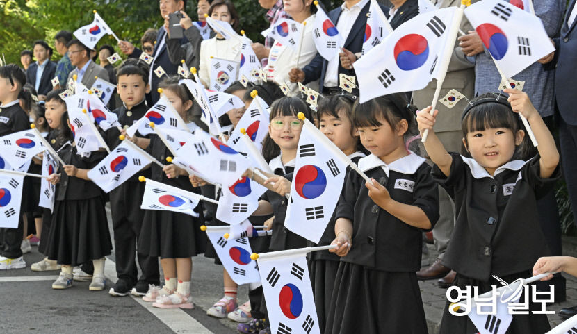 [포토뉴스] 광복절 앞두고 태극기 흔드는 대구 어린이들