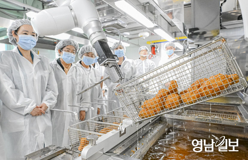 [포토뉴스] 학교급식에 로봇 도입한 대구 팔공초·중학교