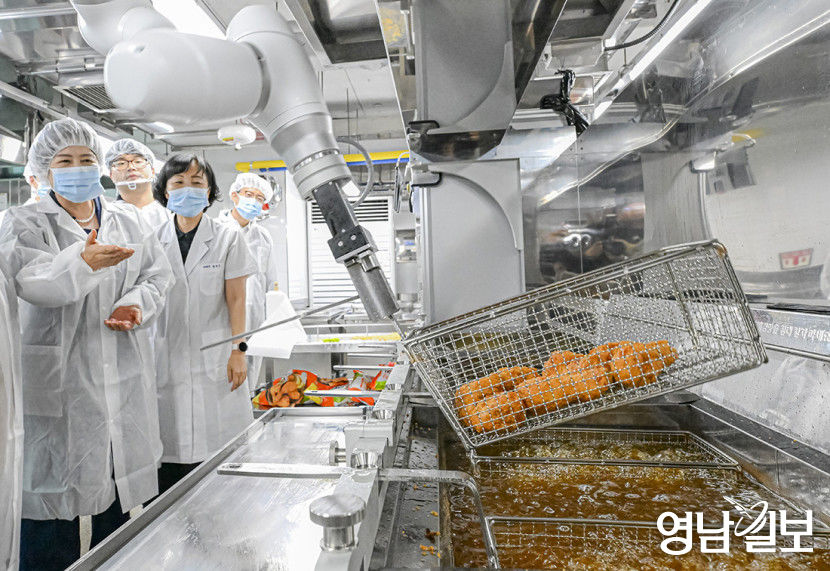 [포토뉴스] 이젠 학교 급식도 로봇이 조리해요