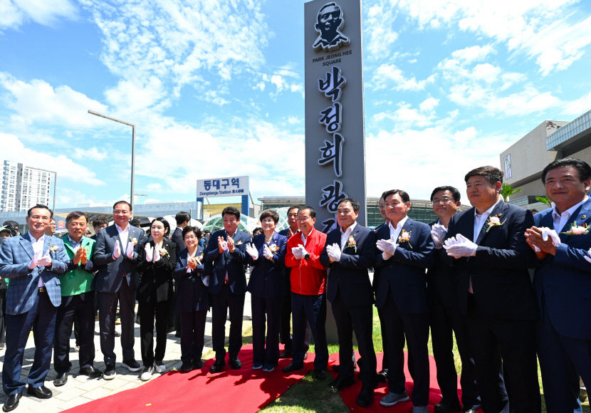 14일 오전 대구 동구 동대구역 앞에서 열린 박정희 광장 표지판 제막식에서 홍준표시장과 관계자들이 제막 후 기념촬영을 하고 있다. 박지현기자 lozpjh@yeongnam.com