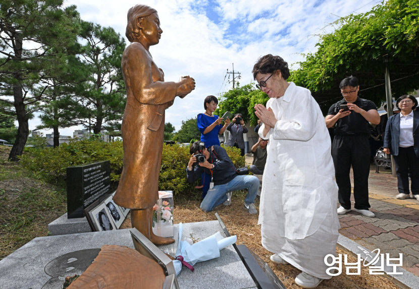 [포토뉴스] 대구 평화의 소녀상 참배하는 이용수 할머니