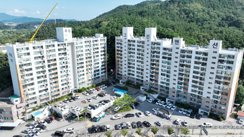 [광복 79주년] 칠곡주민 호국도시 이름값…무성아파트 176세대 태극기 펄럭