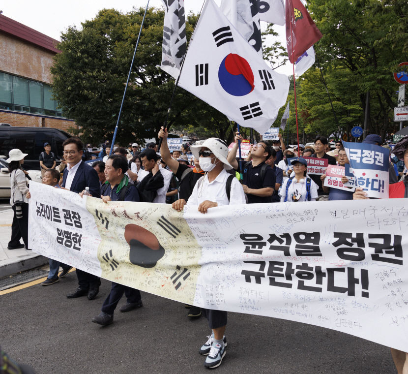 제79주년 광복절을 맞이해 항일독립선열 선양단체 연합(항단연)이 15일 서울 용산구 효창공원 내 삼의사 묘역에서 개최한 광복절 기념식을 마친 참석자들이 독립기념관장 임명 철회 등을 요구하며 행진을 하고 있다. 연합뉴스