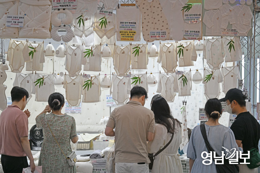 [포토뉴스] 천연 대나무 배냇저고리 살펴보는 대구 베이비&키즈페어 관람객들