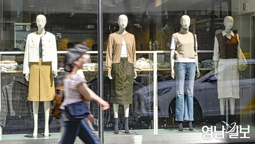 [포토뉴스] 의류점 쇼윈도는 벌써 가을