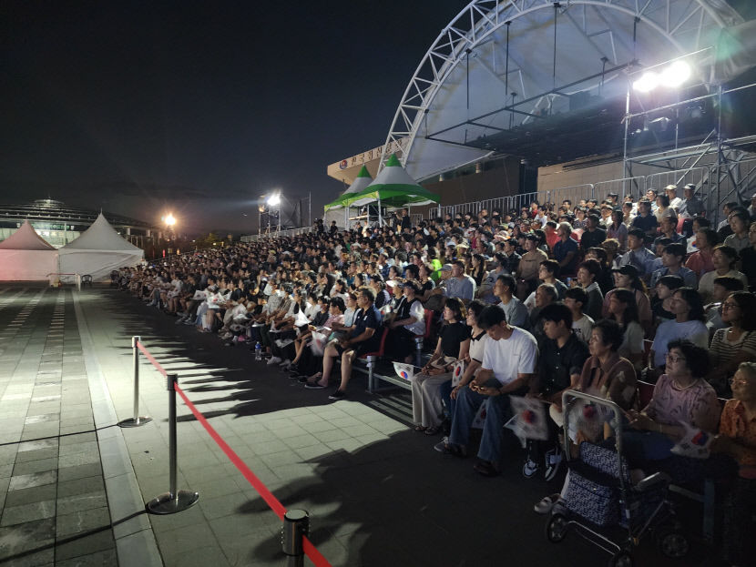 [왕의 나라 시즌3 나는 독립군이다] 무더위에도 긴 줄서며 관람...월담 구경꾼 등장도