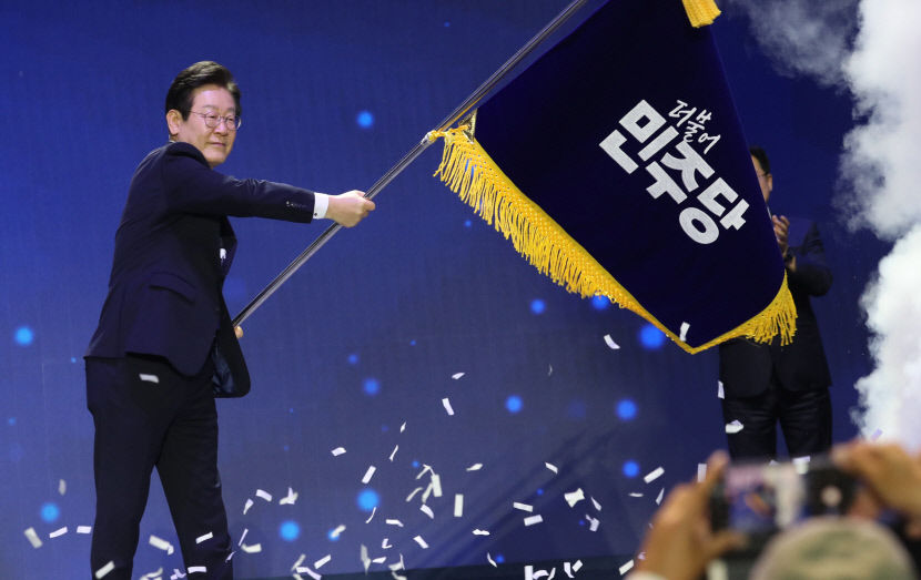 이재명, 당 대표 연임 확정…민생행보로 대권도전, 사법리스크 변수