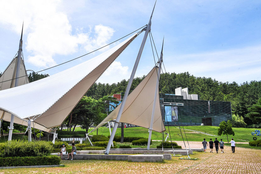 포항 환호공원은 포항시와 포스코가 손을 잡고 1996년부터 개발을 시작해 2001년에 완공한 포항 최초의 대규모 공원이다.
