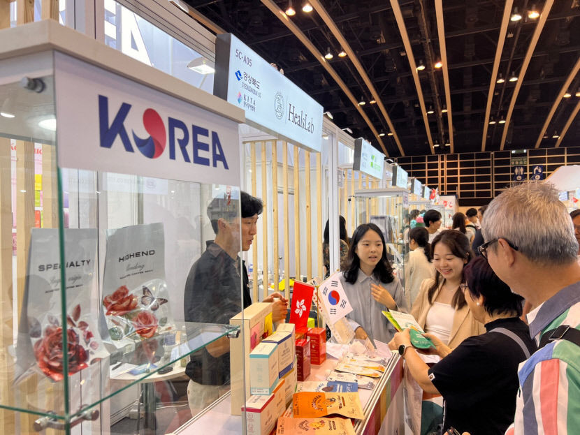 해외 바이어들이 홍콩식품박람회에 참가한 경북기업 다원바이오 제품을 살펴보고 있다.<한국무역협회 대구경북본부 제공>