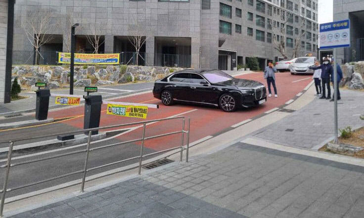 [뉴스後] 주차등록 안해준다고 아파트 입구틀막 40대 벌금