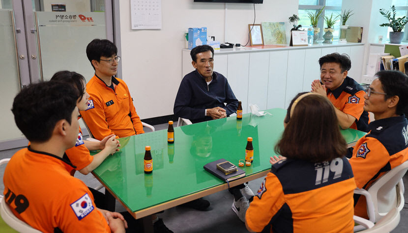 청송 소방대원들 덕분에 살았어요…트럭 운전자, 직접 감사 인사 전해