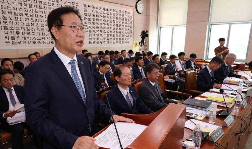 법무장관, 김여사 무혐의 비판에 야당과 설전