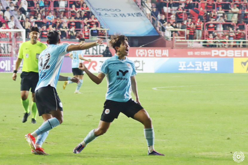 지난 24일 오후 7시 포항스틸야드에서 열린 '하나은행 K리그1 2024' 28라운드 대구FC와 포항 스틸러스 경기에서 골을 넣은 황재원이 세레머니를 하고 있다. <대구FC 제공>