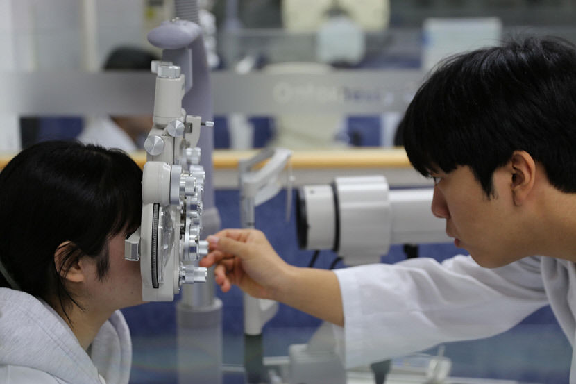 대구가톨릭대 안경광학과 학생이 실습을 하고 있는 모습.