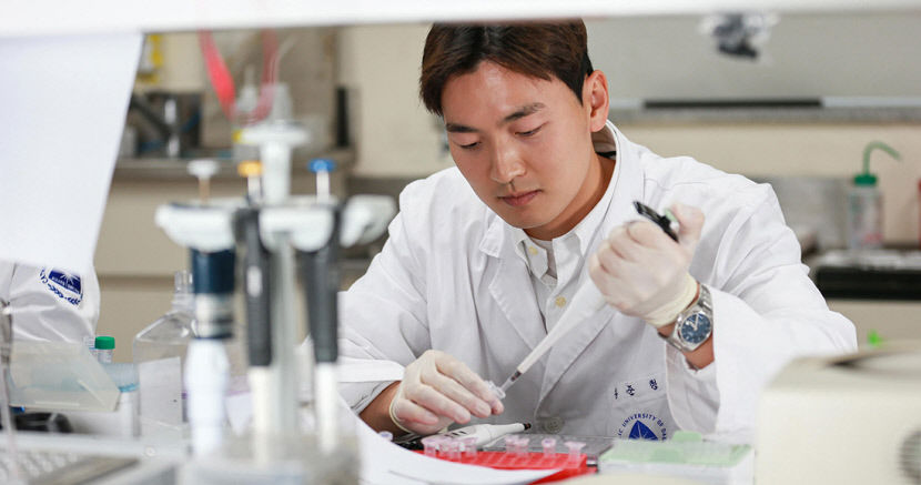 대구가톨릭대 약학대학에서 실습이 진행되고 있다.