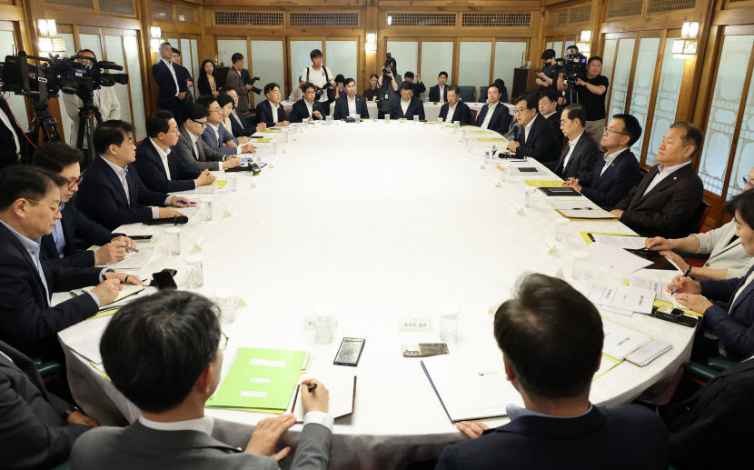 당정, 고속도로통행료 면제키로…전기차 화재·구축 건물 화재 대응책 등 논의