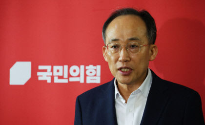 국민의힘 추경호 원내대표가 28일 서울 여의도 국회 원내대표실 앞에서 취재진 질문에 답하고 있다. 연합뉴스