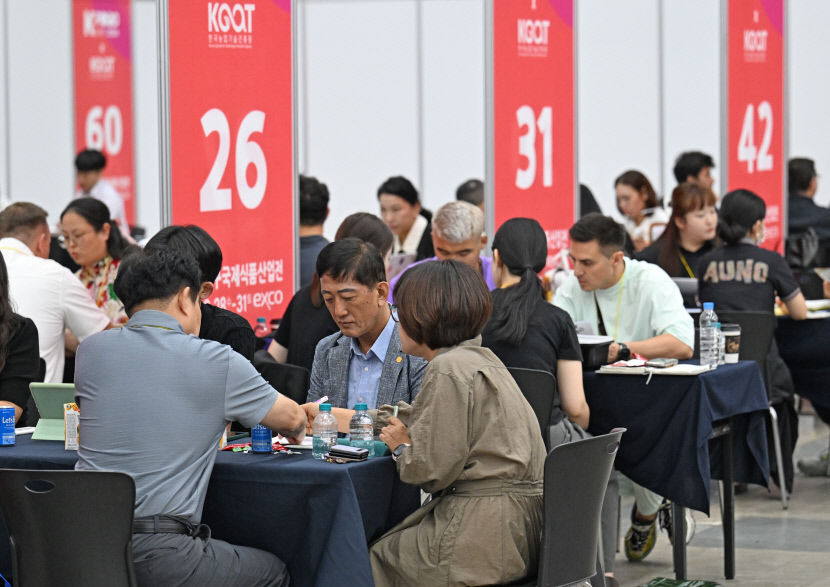 28일 오전 대구 북구 엑스코에서 대구시와 영남일보 공동 주최로 열린 '제24회 대구국제식품산업전' 수출&구매 상담장에서 바이어들이 상담을 하고 있다. '제24회 대구국제식품산업전'은 31일까지 개최되며 200개 업체(400부스)가 참가했다.이윤호기자 yoonhohi@yeongnam.com