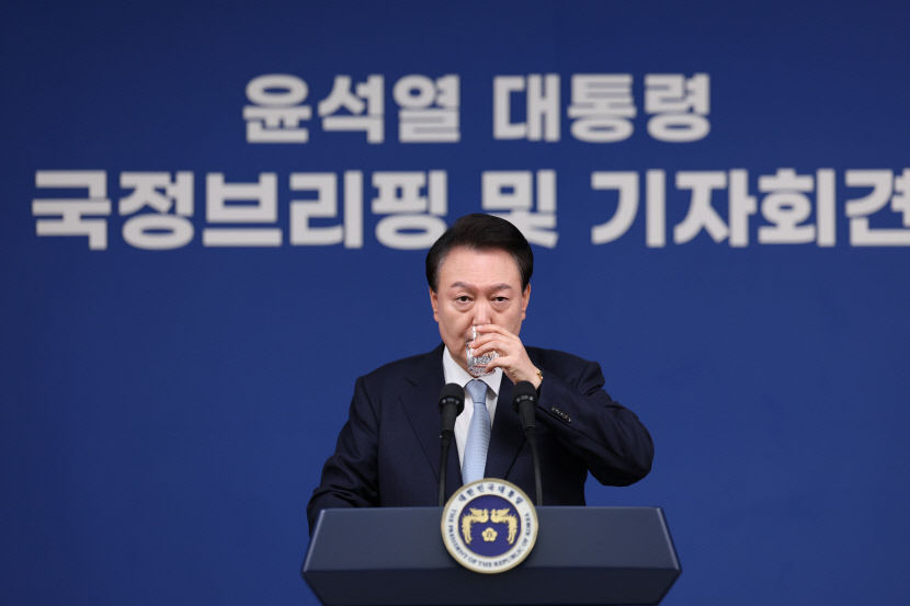 尹대통령 전직 영부인 멀리 자택까지 찾아가 조사한 일 있다…野 명품백 조사 비판 반박