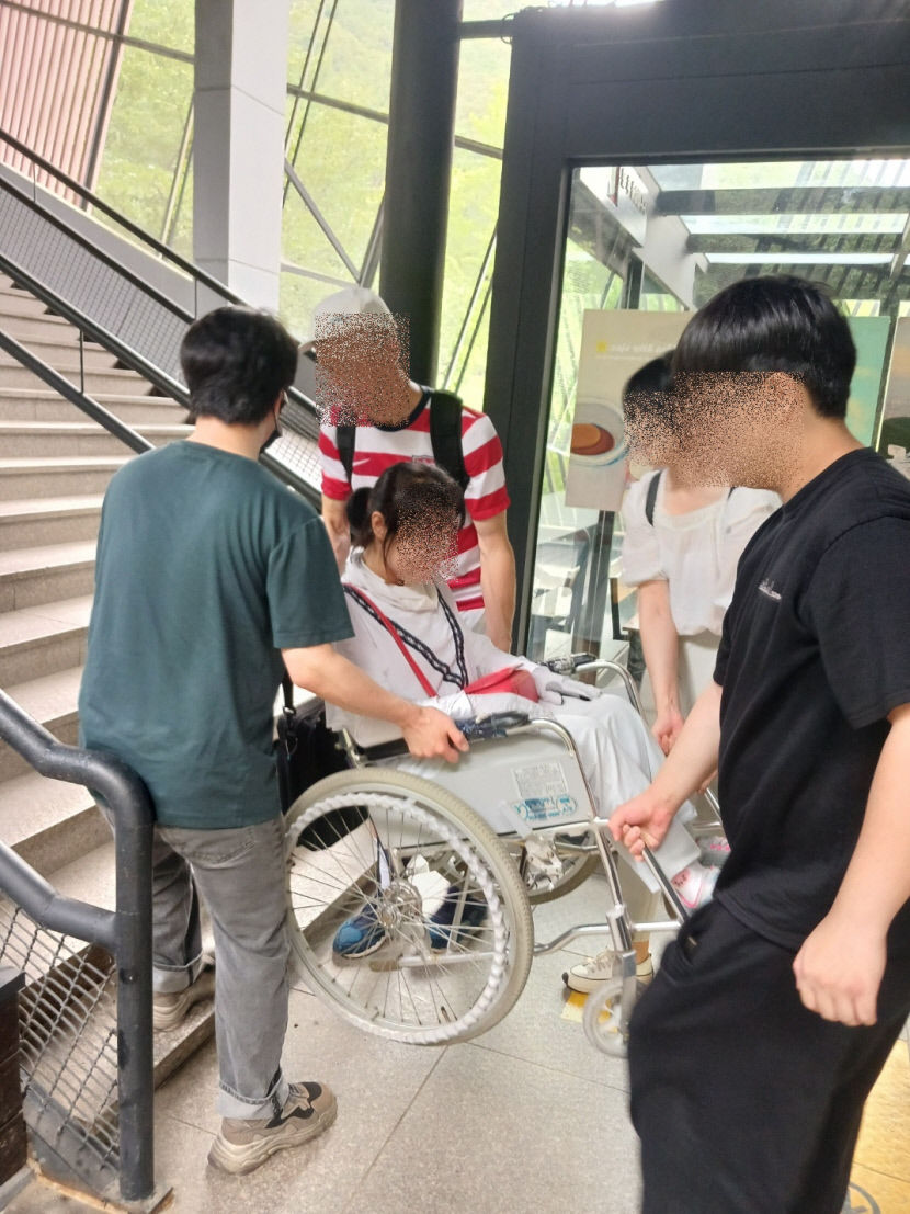 교통약자는 대구 앞산 풍경 못 즐기나…앞산 케이블카에 휠체어 경사로도 없다