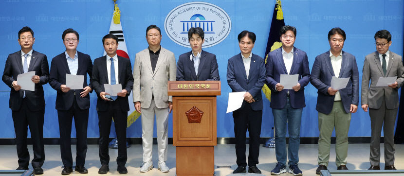 문재인 정부 청와대 및 내각 출신 민주당 의원들이 1일 오전 국회 소통관에서 문 전 대통령 수사 관련 규탄 기자회견을 하고 있다. 검찰은 문 전 대통령의 사위였던 서모 씨의 '항공사 특혜 채용' 의혹 수사 중 딸인 다혜씨 서울 주거지 등을 압수수색 하며 영장에 문 전 대통령을 뇌물수수 피의자로 적시한 것으로 파악됐다. 연합뉴스