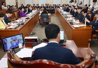 야당, 지역화폐법 행안위 강행 처리에 여당 이재명 하명법 반발
