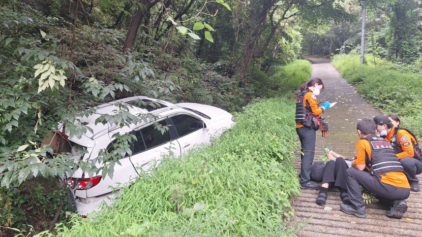 경주 단석산 급경사길 오르던 SUV 차량 비탈길에 떨어져