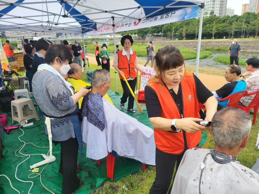 사랑과 나눔을 실천하는 영우회 대구 신천둔치에서 미용 봉사