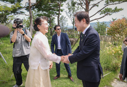 이재명 대표, 문 전 대통령과 권양숙 여사 예방하며 야권 단합 강조