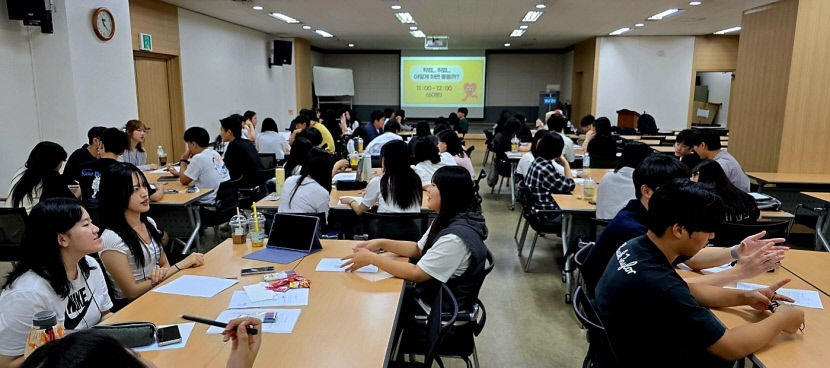 희망인재들이 대학생 멘토의 도움을 받아 대학교 시간표를 직접 짜보면서 진로에 대해 생각하는 시간을 가졌다. <희망멘토 제공>
