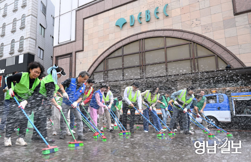 [포토뉴스] 추석 맞이 합동대청소하는 대구 동성로