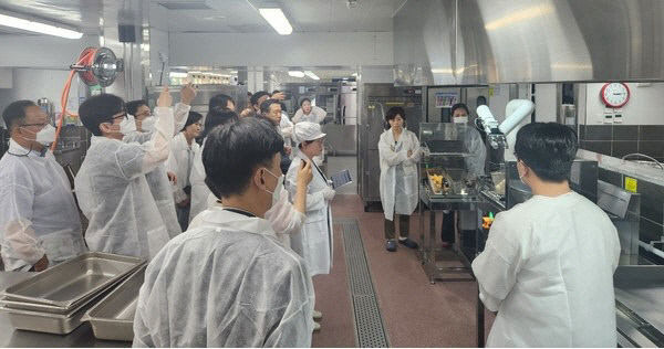 로봇이 만든 급식 맛은 어떨까?…경북에 학교단체급식 대량조리로봇 시범사업