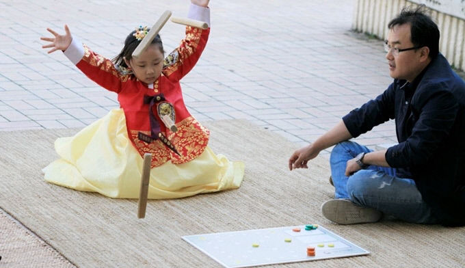 국립경주박물관에서 어린 아이가 민속놀이인 윷놀이 체험을 하고 있다. 국립경주박물관 제공