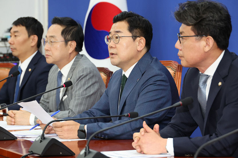 더불어민주당 박찬대 원내대표가 10일 오전 국회에서 열린 원내대책회의에서 발언하고 있다.  연합뉴스