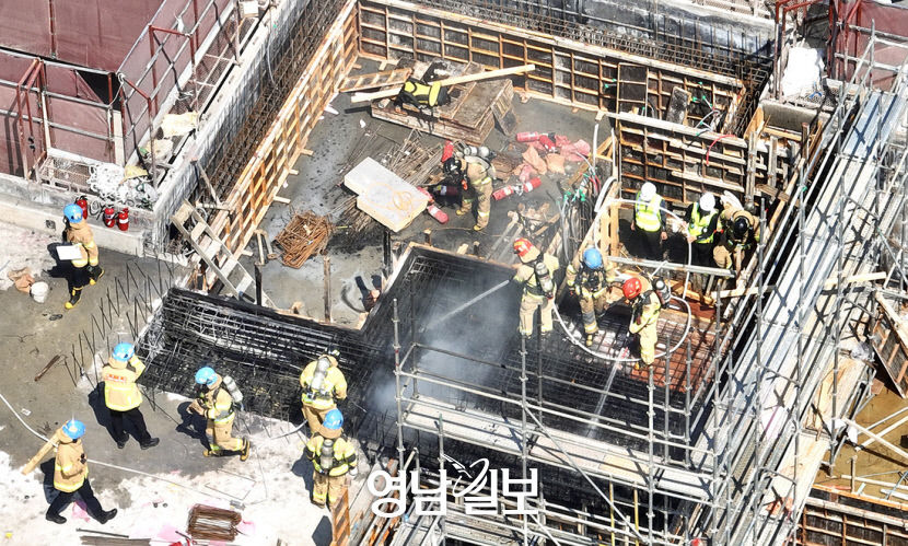 [포토뉴스] 화재 진압에 열중