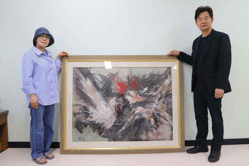 윤옥순 작가, 대구문화예술진흥원에 작품 투계(鬪鷄) 기증