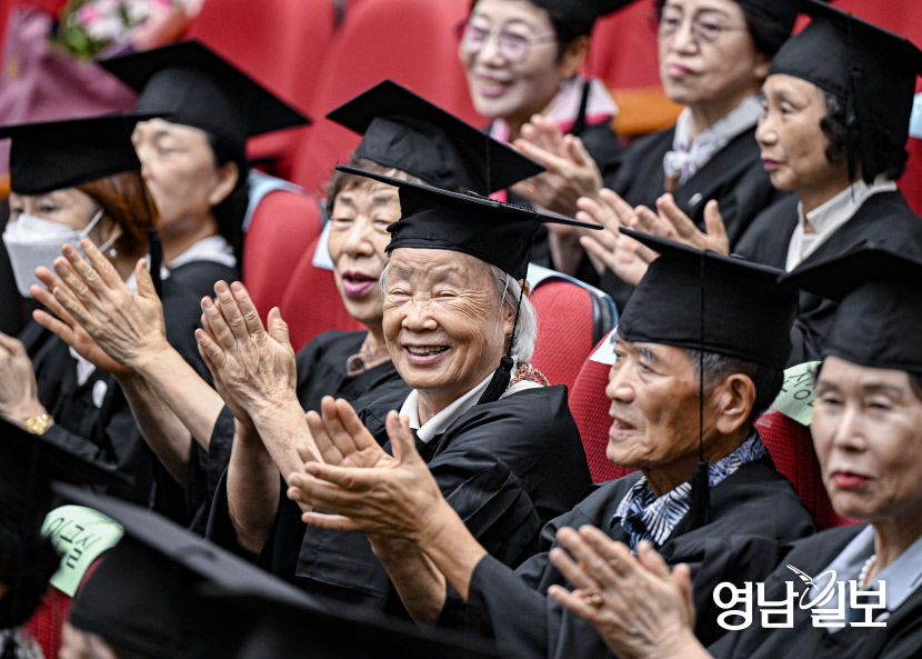 [포토뉴스] 늦깎이 졸업생들의 눈부신 졸업식